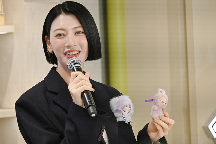 ポケットには自身が選んだ「スカルパンダ」のぬいぐるみが(9月4日・大阪市内)