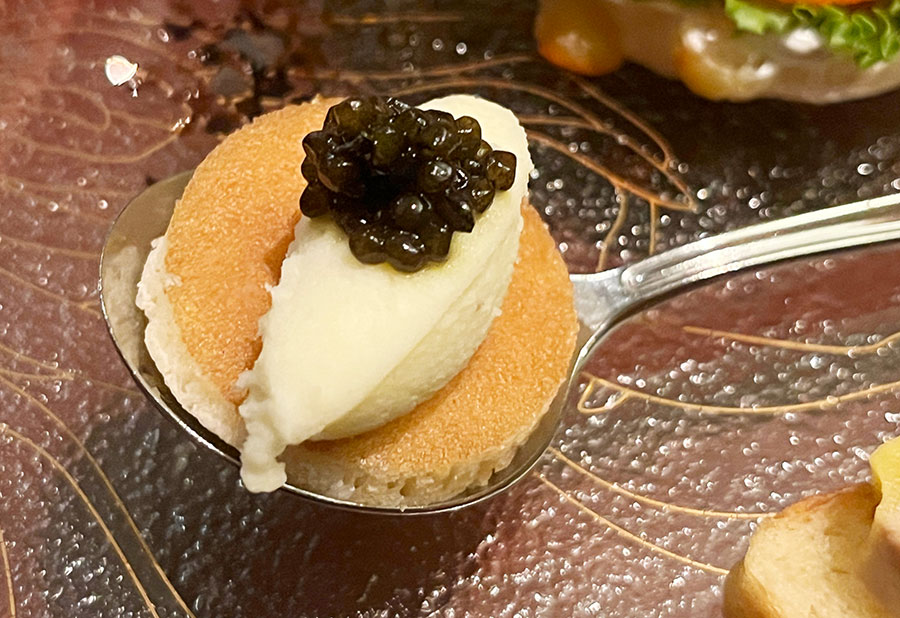 「ボウモアパンケーキ~キャビア添え~」をはじめとし、三大珍味とお酒を合わせたセイボリーも
