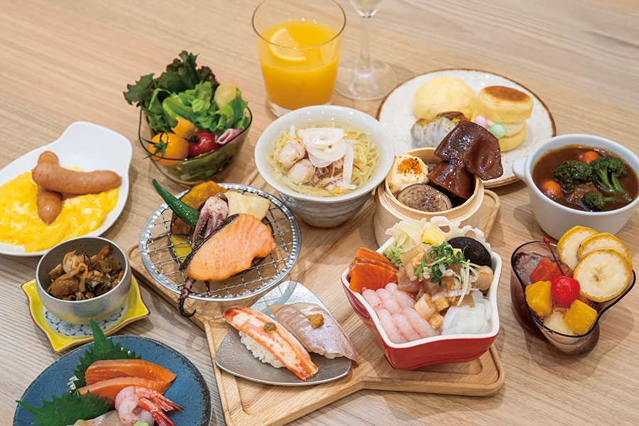 豪華な朝食ビュッフェ。イチ推しは〝海鮮ファイブスターズ〞と称した中央5品。自分で好きな具材をのせて作る海鮮丼、鮨、駅弁でも人気の「阿部商店」のいかめしまで!