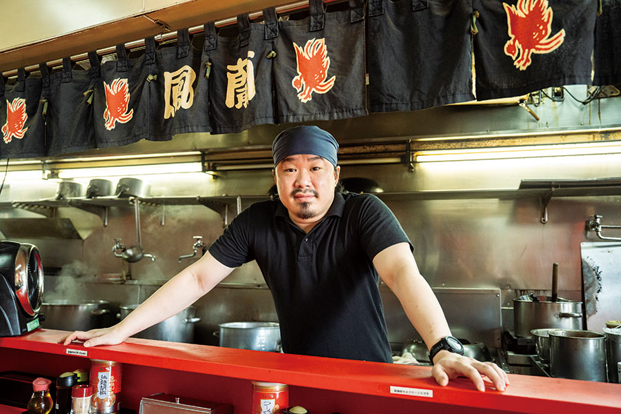 初代の孫である三代目の今利哉さん。ダンサーを経て27歳でお店を継ぐことを決心。街の歴史を絶やさぬようにと日々真摯に料理と向き合う