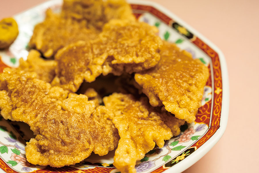 中国料理「炸里脊」を起源とするザリジ1,780円(写真はハーフ880円)。本来は豚ヒレだが、豚モモでやわらか、もちもちの食感がクセに