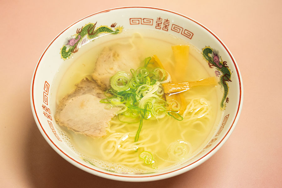 「これぞ函館の味!」と称される正統派の塩ラーメン750円は、喉ごしがよいストレート細麺。スープを決して煮たたせないよう火入れするのが至難の技だそう