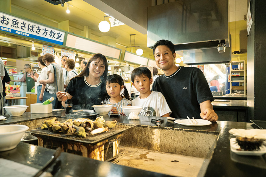炭火焼きを満喫中の横浜から来られた素敵なご家族と。ひとり1時間500円(9〜14時まで)