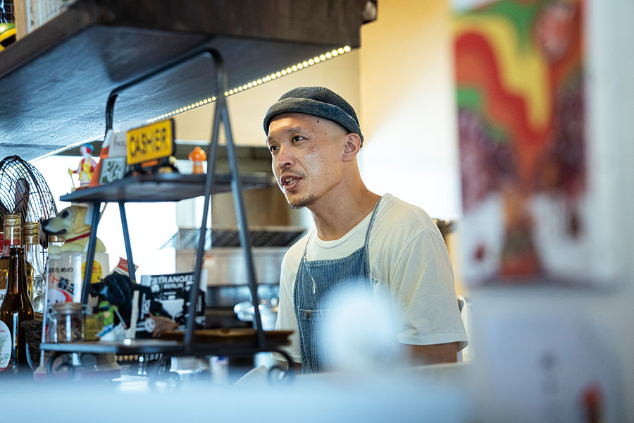 レゲエセレクターとしても活動する店主・遠藤さん