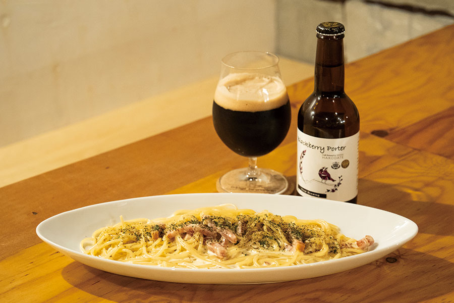 函館産ブラックベリーを黒ビールと合わせ、赤ワインのような『BlackberryPorter』 990円、平飼い卵『ゆうたま』のカルボナーラ1780円
