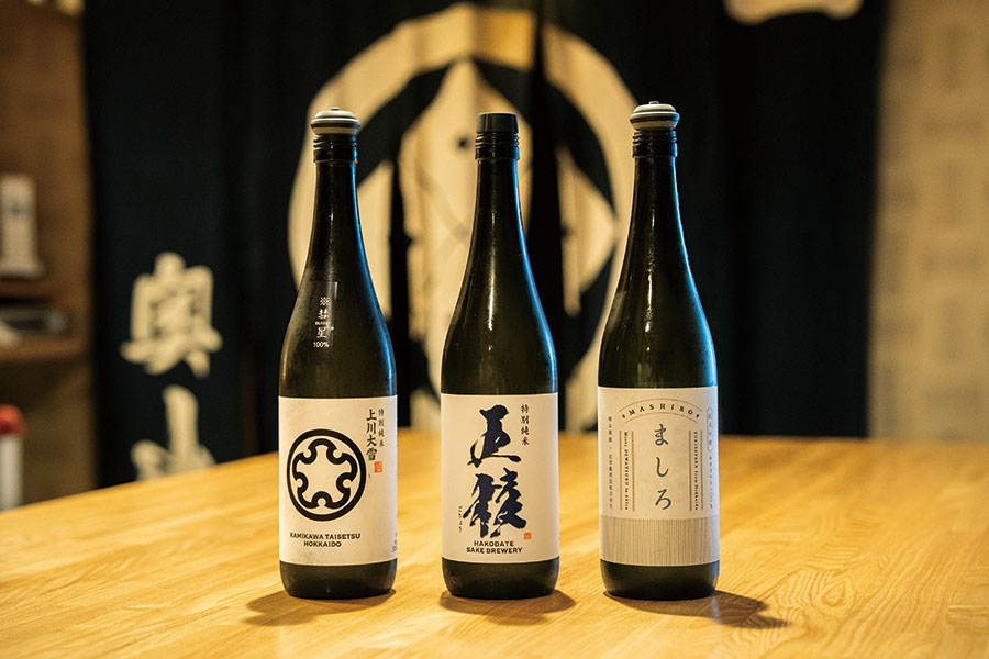 幅広くセレクトされた日本酒の中には、函館で醸された『五陵』など地元銘酒も。グラス900円、3点利き酒1,200円。チャージ代替わりのお通し800円はパンプキンサラダ、大根の煮物、奈良漬掛チーズがセット