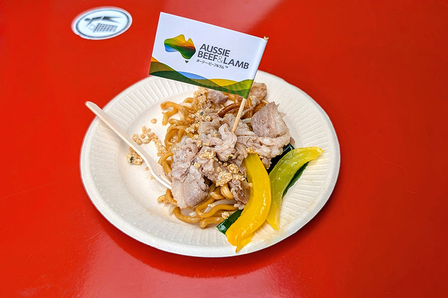 『大阪・関西万博』オーストラリア館で無料配布された「ラム焼きそば」。ラム肉もたっぷり入っており、その味を堪能できる(9月10日・11時40分頃/Lmaga.jp撮影)