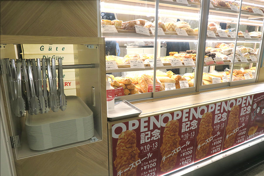 「エーワンベーカリーJR大阪駅桜橋口店」は店頭にトングとトレーを設置した梅田エリア唯一のセルフ型店舗(9月10日・大阪市北区/Lmaga.jp撮影)