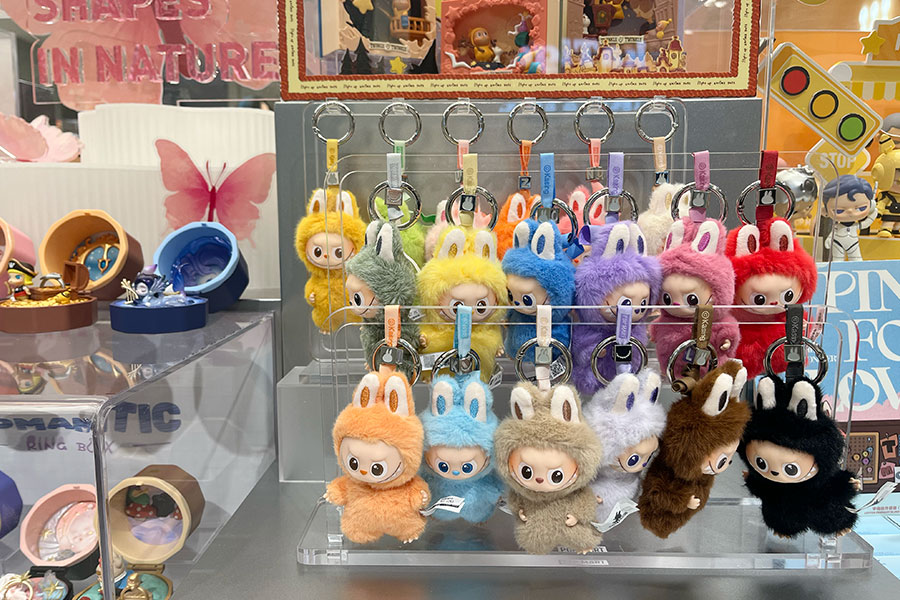 世界的に人気のあるキャラクター・ラブブも店内に揃う