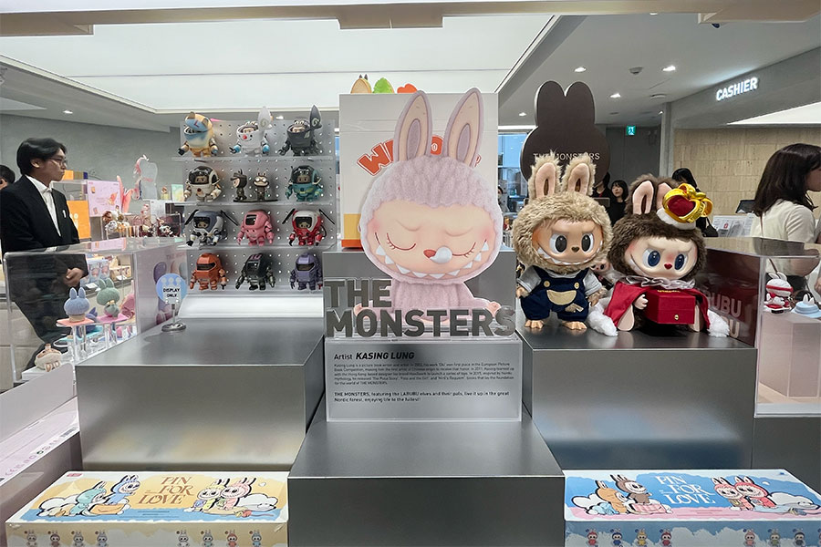 世界的に人気のあるキャラクター・ラブブも店内に揃う