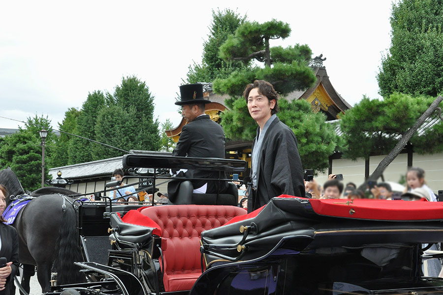 着物姿で登場した佐々木蔵之介(9月21日・京都市内)