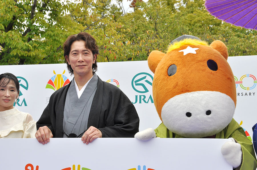 JRAマスコット「ターフィー」と笑顔を見せる佐々木蔵之介