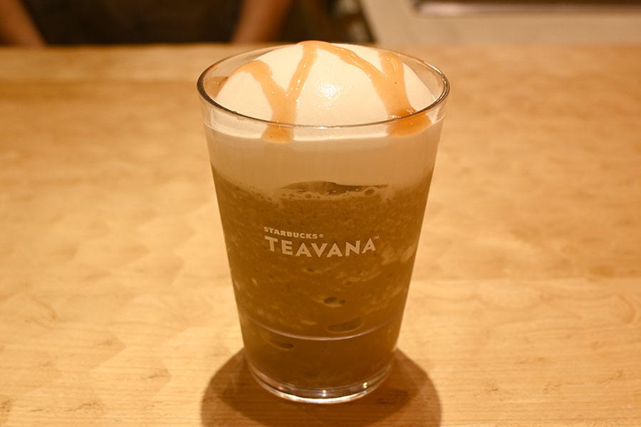 「白桃のほうじのムース ティー フラペチーノ」(イートイン790円、テイクアウト776円)
