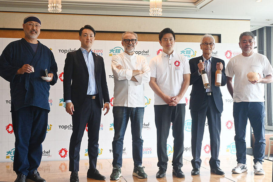 『大阪来てなキャンペーン Top Chef in OSAKA 2025』記者発表会にて。左から「やまつ辻田」代表取締役 辻田浩之氏、横山市長、マッシモ・ボットゥーラシェフ、吉村知事、「カタシモワインフード」代表取締役 高井利洋氏、「射手矢農園」代表取締役 射手矢康之氏(9月11日/ホテルニューオータニ大阪)