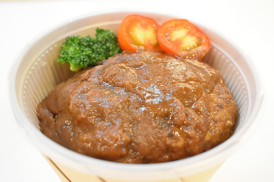 「食パラダイス鳥取県」で食べられる「アントル ヌー」のシェフ・髙山英紀さんプロデュースの「鳥取和牛の煮込みハンバーグ弁当」(1800円)
