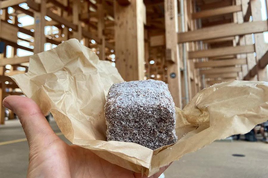 田島さんが『大阪・関西万博』で食べられたラミントン(une petite maisonのInstagramより)