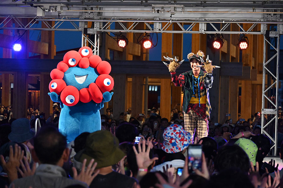 振り付けのレクチャーを受けるミャクミャク(9月9日/大阪・関西万博)