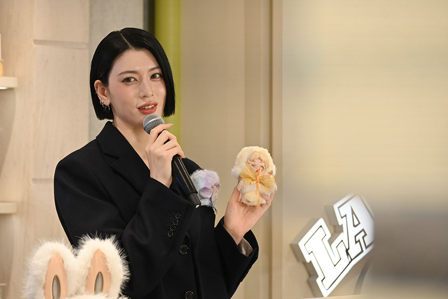 「かわいい…」と噛みしめる三吉彩花(9月4日・大阪市内)