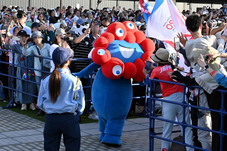 ミャクミャクがステージを降りてきた(10月13日/大阪・関西万博/Lmaga.jp撮影)