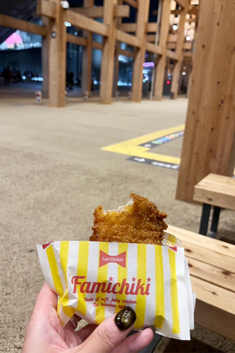 「ファミリーマート大阪・関西万博店」のファミチキ(Lmaga.jp撮影)