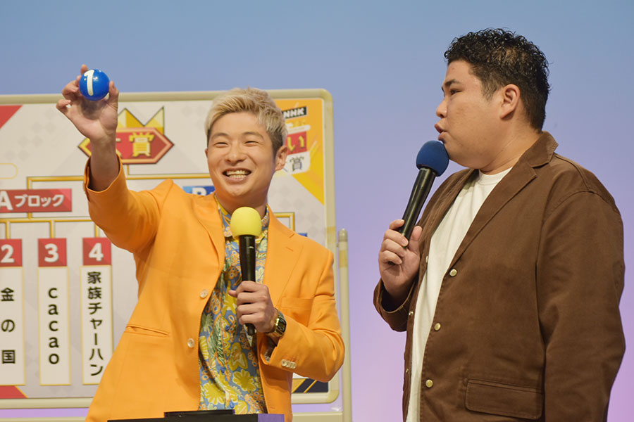 決勝に進出した漫才師・豪快キャプテン。左からべーやん、山下ギャンブルゴリラ(大阪市内・10月9日)