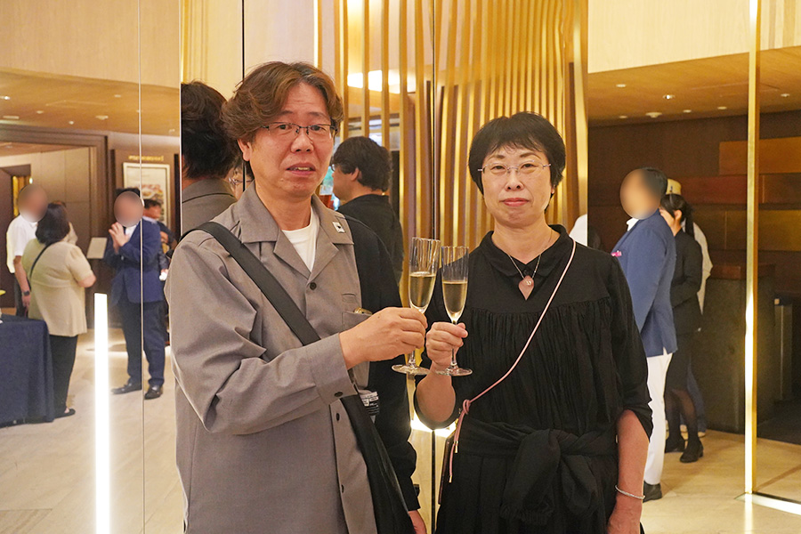 「ANAクラウンプラザホテル大阪」の最後の宿泊客となった、愛知県から訪れた50代の夫婦(10月16日・11時40分頃/Lmaga.jp撮影)