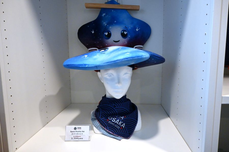 テンション高めの星型の帽子(9月9日 大阪・関西万博)