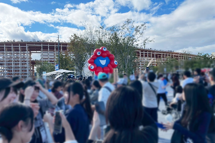 『大阪・関西万博』東ゲートのミャクミャク像。最終日も多くの人が撮影をしていた(10月13日・14時頃 Lmaga.jp撮影)