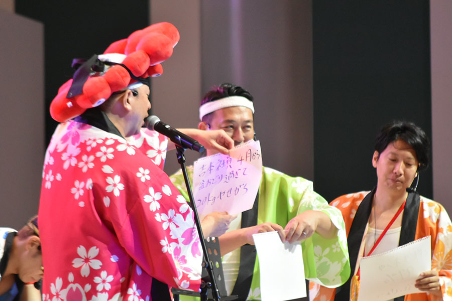 「盆踊りのアシタ」のフィナーレの様子。万博あるあるを歌うRG(10月13日/大阪・関西万博)