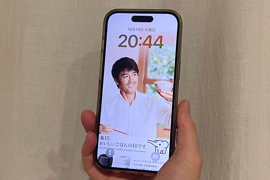 さっそく待ち受けにしてみた!右手にお箸を持っていた阿部寛