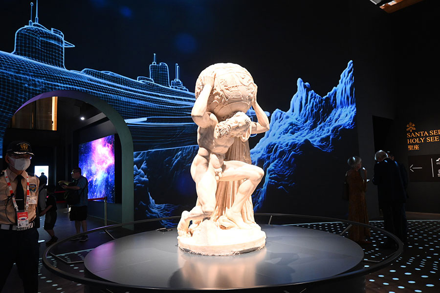 「イタリア館」の目玉展示の一つ、古代ローマ時代の彫刻『ファルネーゼのアトラス』(5月18日/Lmaga.jp撮影)