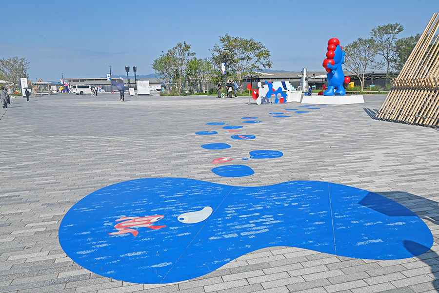 「西ゲート」の床に描かれた「こみゃく」も、すり減って歩道のタイルが透けて見える(10月14日/Lmaga.jp撮影)