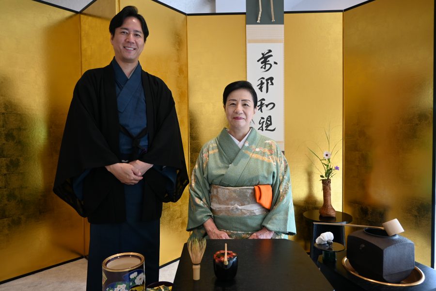取材時にもてなしてくれた(左から)「裏千家」今日庵 業躰部の松井宗豊さん、「裏千家」淡交会大阪東市部幹事長の矢野宗瑶さん(10月15日・大阪市内)