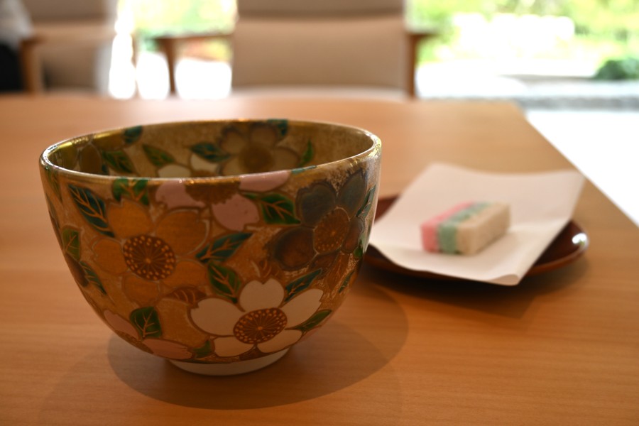 呈茶でいただける干菓子はミャクミャクの色をイメージした「みゃくみゃく」