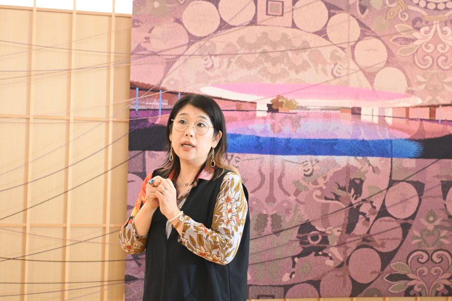 現代美術家・手塚愛子さんがデザイン・制作監修した「川島織物セルコン」のタペストリーが空間を彩る(10月15日・大阪市内)
