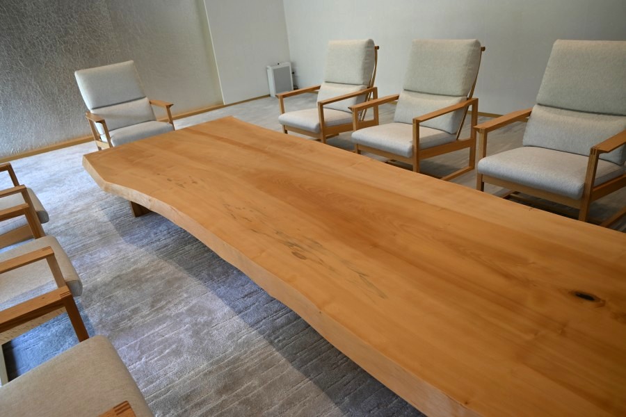 賓客の控え室、3部屋の中で1番広い「夢洲」。窓下部からは日本庭園を望める