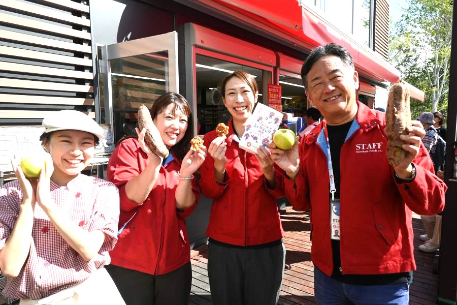 収穫祭の記念に半年
頑張ってきたスタッフたちと(撮影:10月10日:大阪・関西万博)