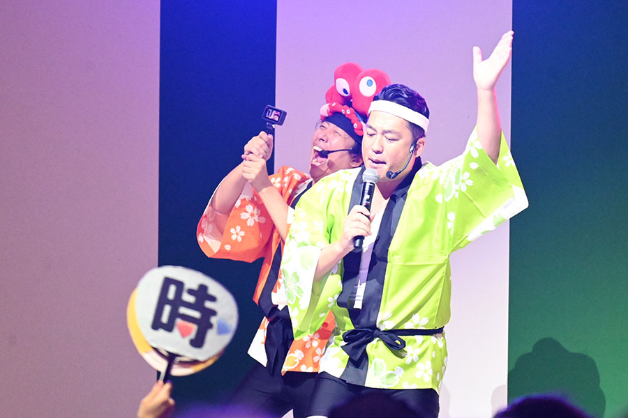 「盆踊りのアシタ」のフィナーレ、盆踊り神4として盛り上げに貢献した藤崎マーケット(10月13日/大阪・関西万博)