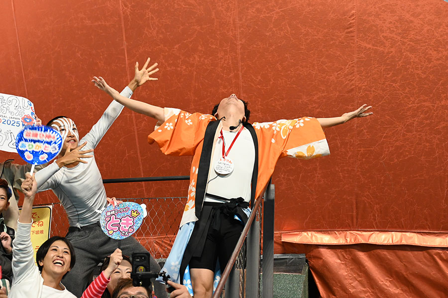 「盆踊りのアシタ」のフィナーレの様子。いつでも全力で挑む藤崎マーケットトキ(10月13日/大阪・関西万博)
