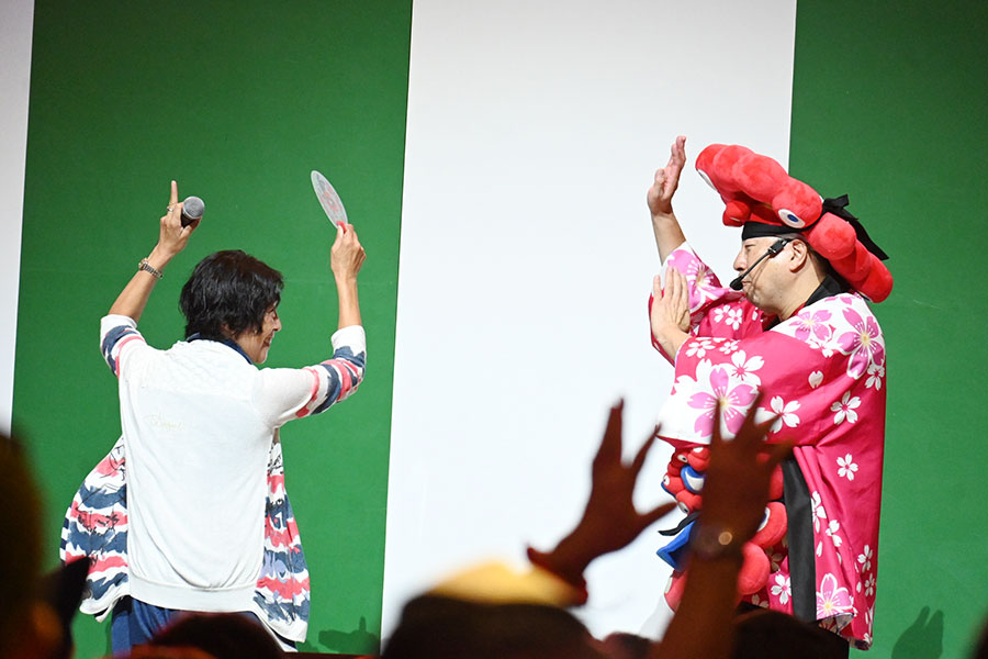 「盆踊りのアシタ」のフィナーレ、『この地球の続きを』を踊るRGと参加者(10月13日/大阪・関西万博)