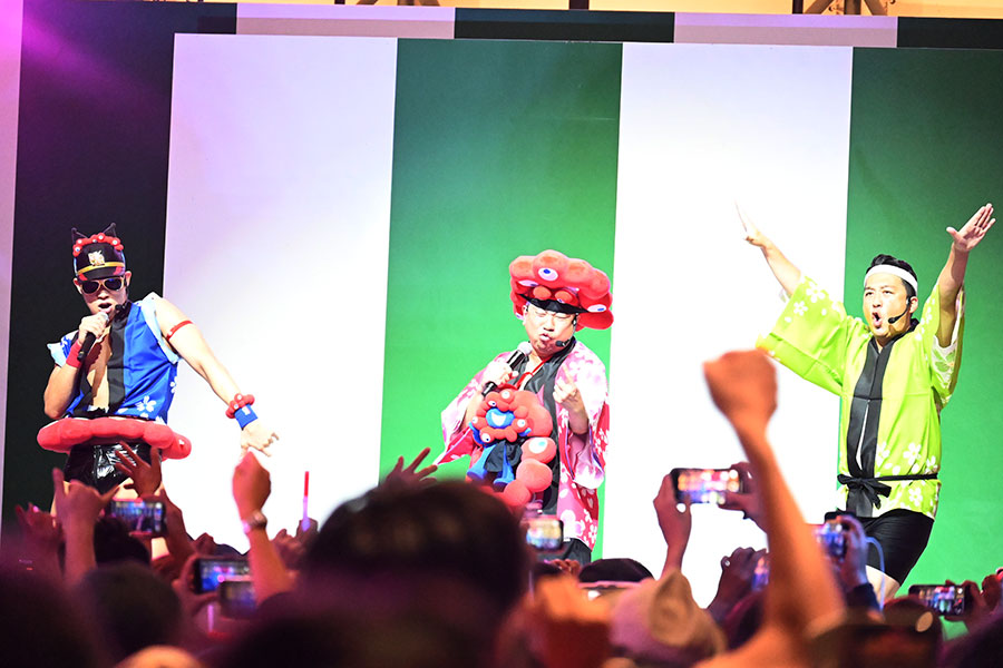 「盆踊りのアシタ」のフィナーレの様子。『学園天国』をセイ・ライver.で歌うレイザーラモンと藤崎マーケット(10月13日/大阪・関西万博)