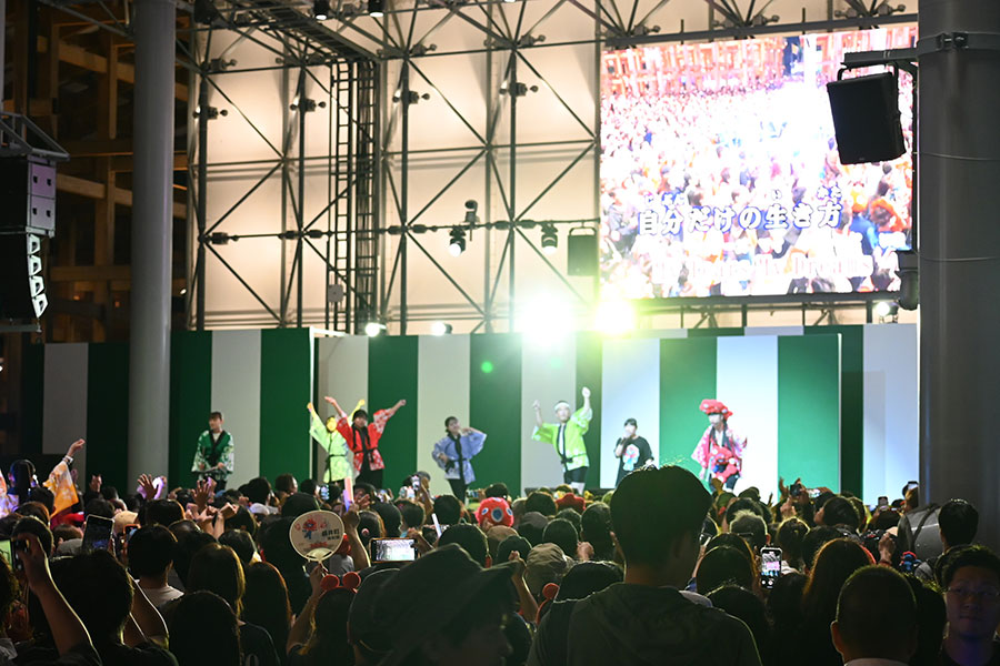 「盆踊りのアシタ」のフィナーレ、観客でいっぱいの様子(10月13日/大阪・関西万博)