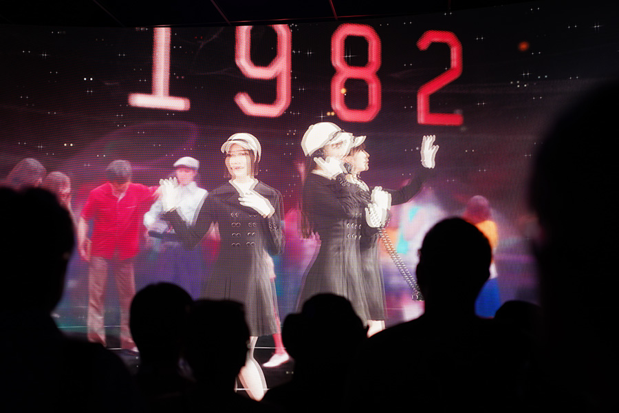 『大阪・関西万博』NTTパビリオンの展示映像で踊るPerfume(7月15日/Lmaga.jp撮影)
