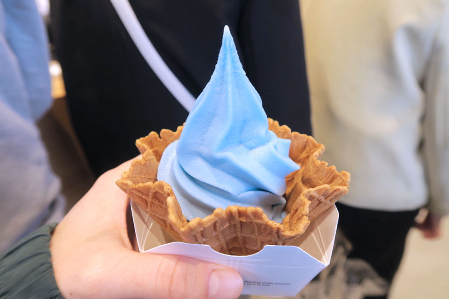「ローソンカフェ大阪・関西万博店」限定商品「ブルーソフトクリーム」(Lmaga.jp撮影)