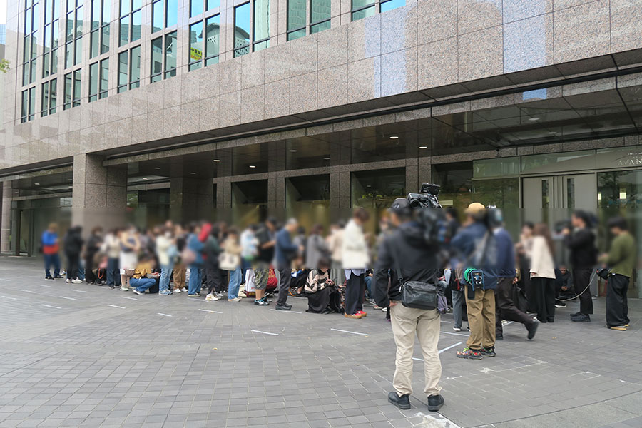 「万博オフィシャルストア ジュンク堂書店堂島アバンザ店」のオープンを待つ人々。10月24日・8時30分の様子(大阪市北区)