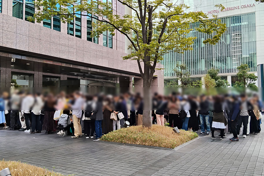 「万博オフィシャルストア ジュンク堂書店堂島アバンザ店」10時のオープン後も、ビル前では行列が続いた(10月24日・11時30分/大阪市北区)