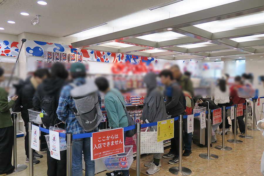 「2025大阪・関西万博オフィシャルストア ジュンク堂書店堂島アバンザ店」初日オープン5分後の様子(10月24日・10時5分/(大阪市北区)