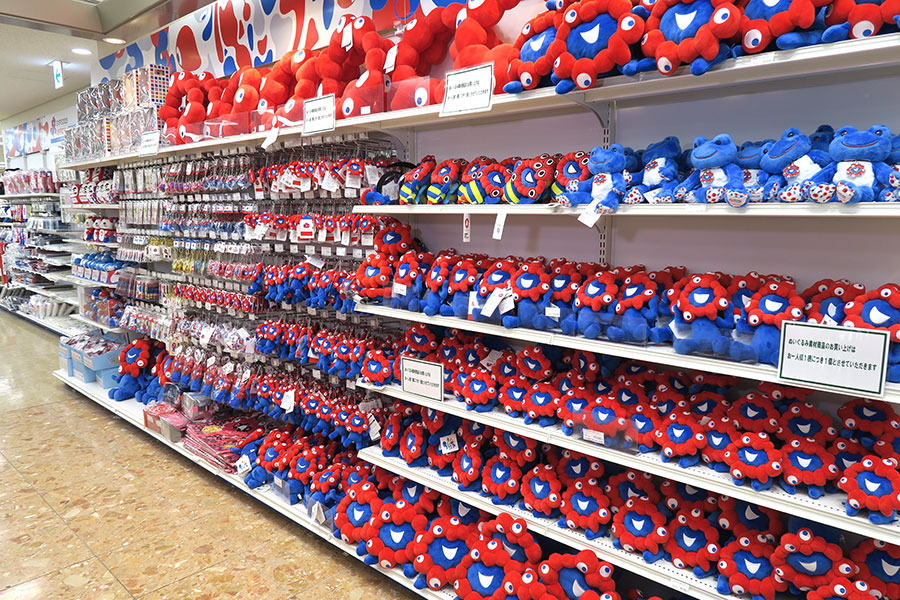 「2025大阪・関西万博オフィシャルストア ジュンク堂書店堂島アバンザ店」オープン初日の様子。現在、「ミャクミャク這い型ぬいぐるみ」などぬいぐるみ類は完売している(10月24日・Lmaga.jp撮影)