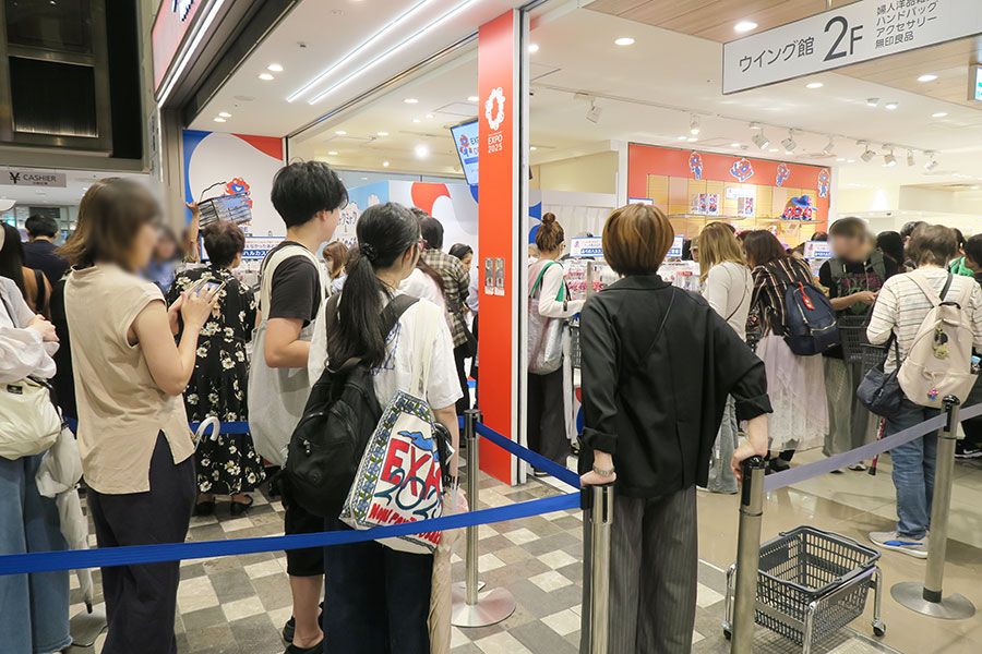 「万博オフィシャルストア あべのハルカス店」10月16日、オープン2分後には入店規制がかかった(Lmaga.jp撮影)