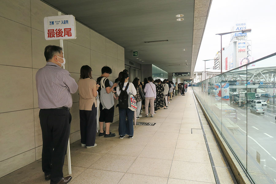 「2025大阪・関西万博 オフィシャルストア あべのハルカス店」オープンを待つ人々(10月16日・9時30分/Lmaga.jp撮影)
